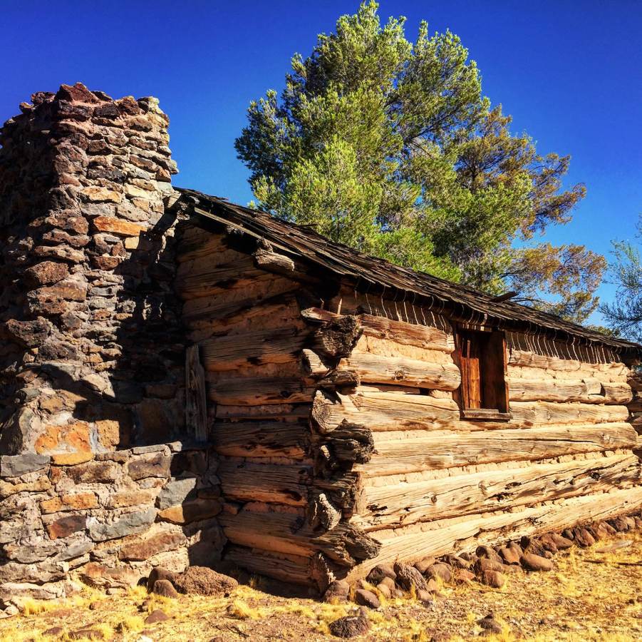 Trải nghiệm bảo tàng lịch sử sống tuyệt vời tại Pioneer Arizona Living History Museum - một nơi mang đến cho bạn cảm giác như đang trải qua một hành trình du hành ngược thời gian đến với thế giới hoang dã của thế kỷ XIX. Hình ảnh cho bạn thấy cảnh quan thiên nhiên và các trang thiết bị lịch sử được tái hiện một cách cực kỳ chân thực.