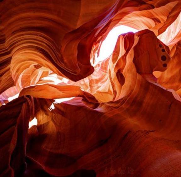 A Guide to Visiting Antelope Canyon the 'Right Way'